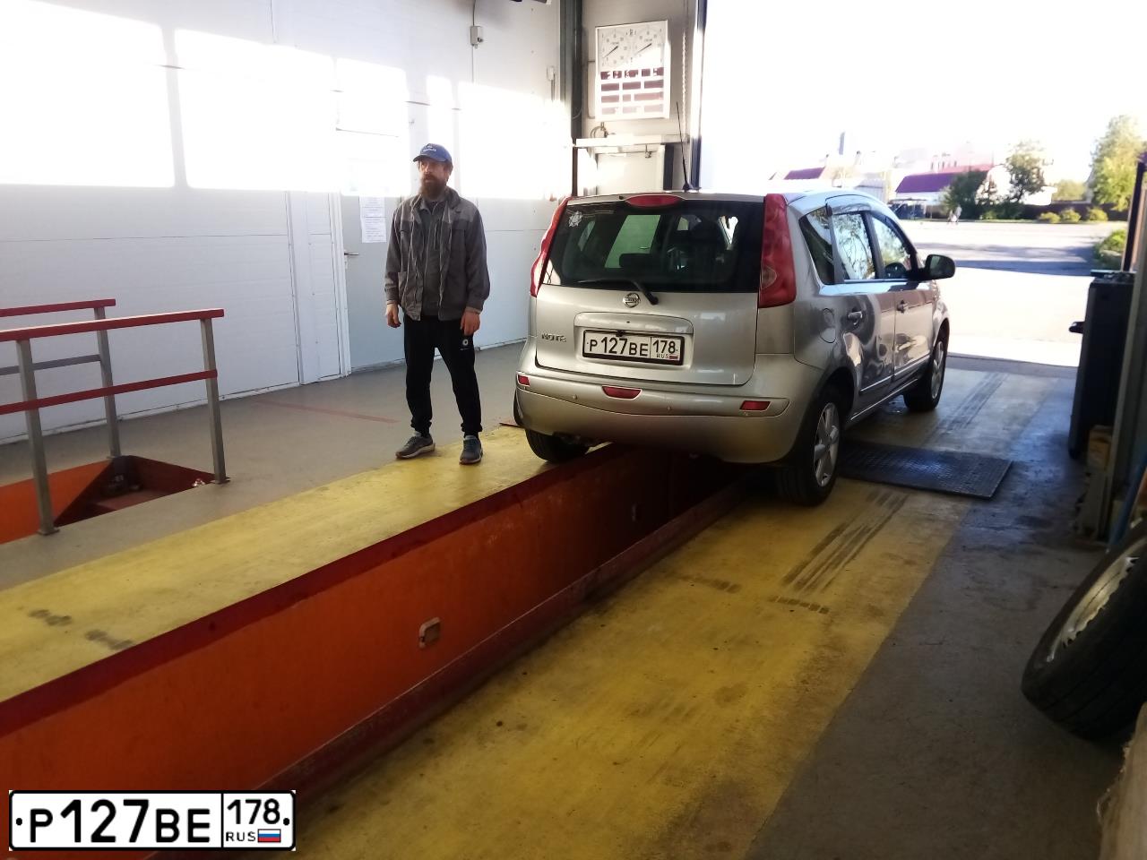 Фото автомобиля NISSAN NOTE, 2008 — госномер А593АА178. Цвет: Серебристый