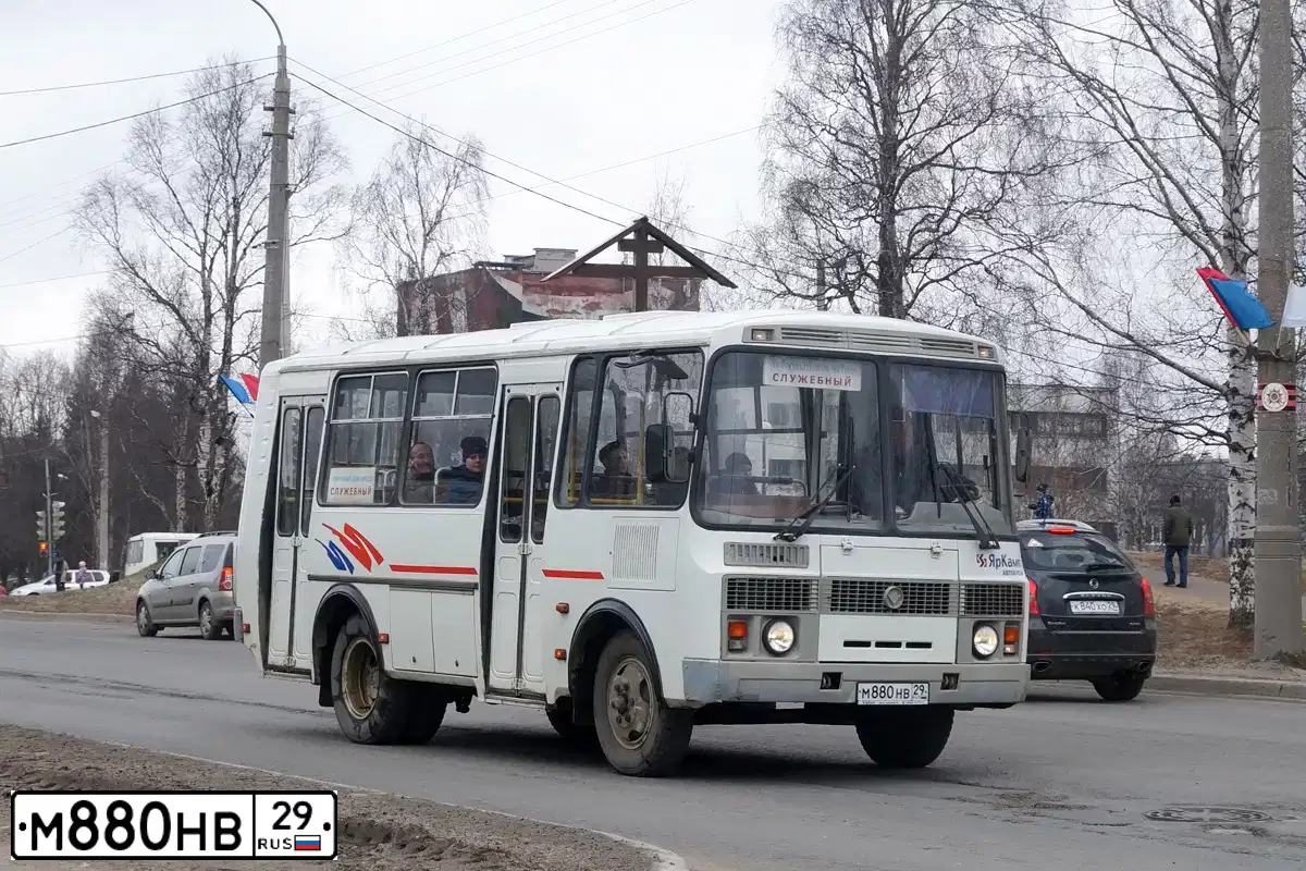 Фото автомобиля PAZ 3205, 2013 — госномер М880НВ29. Цвет: БЕЛЫЙ