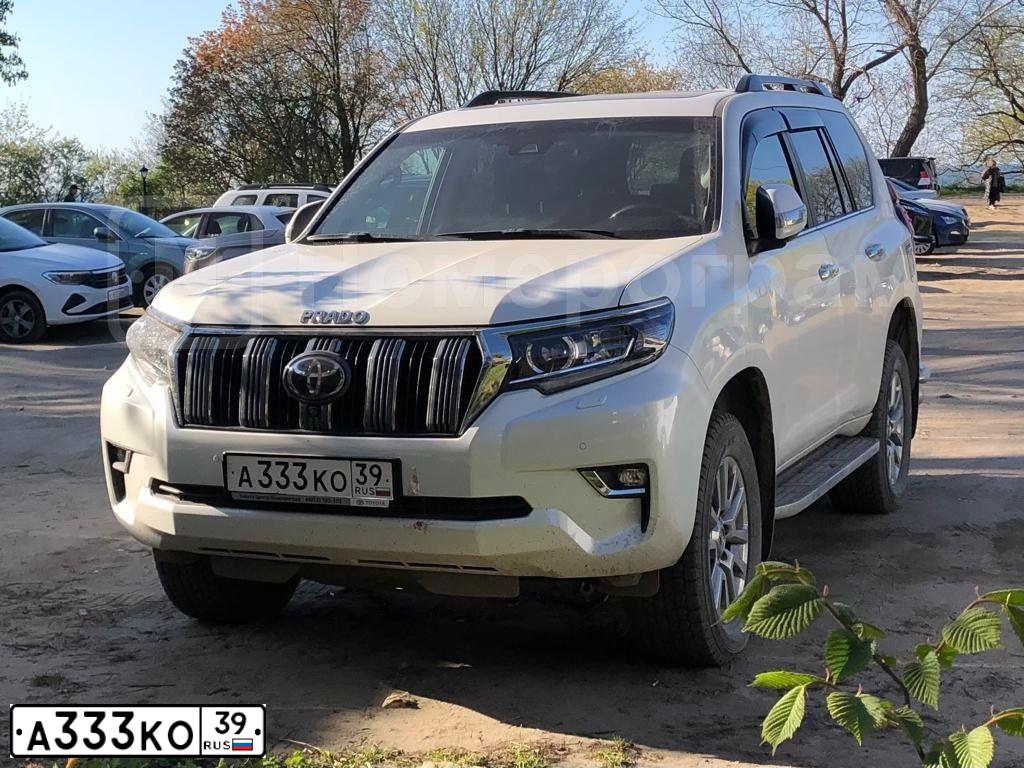 Фото автомобиля TOYOTA LANDCRUISER, 2010 — госномер А333КО39. Цвет: Белый