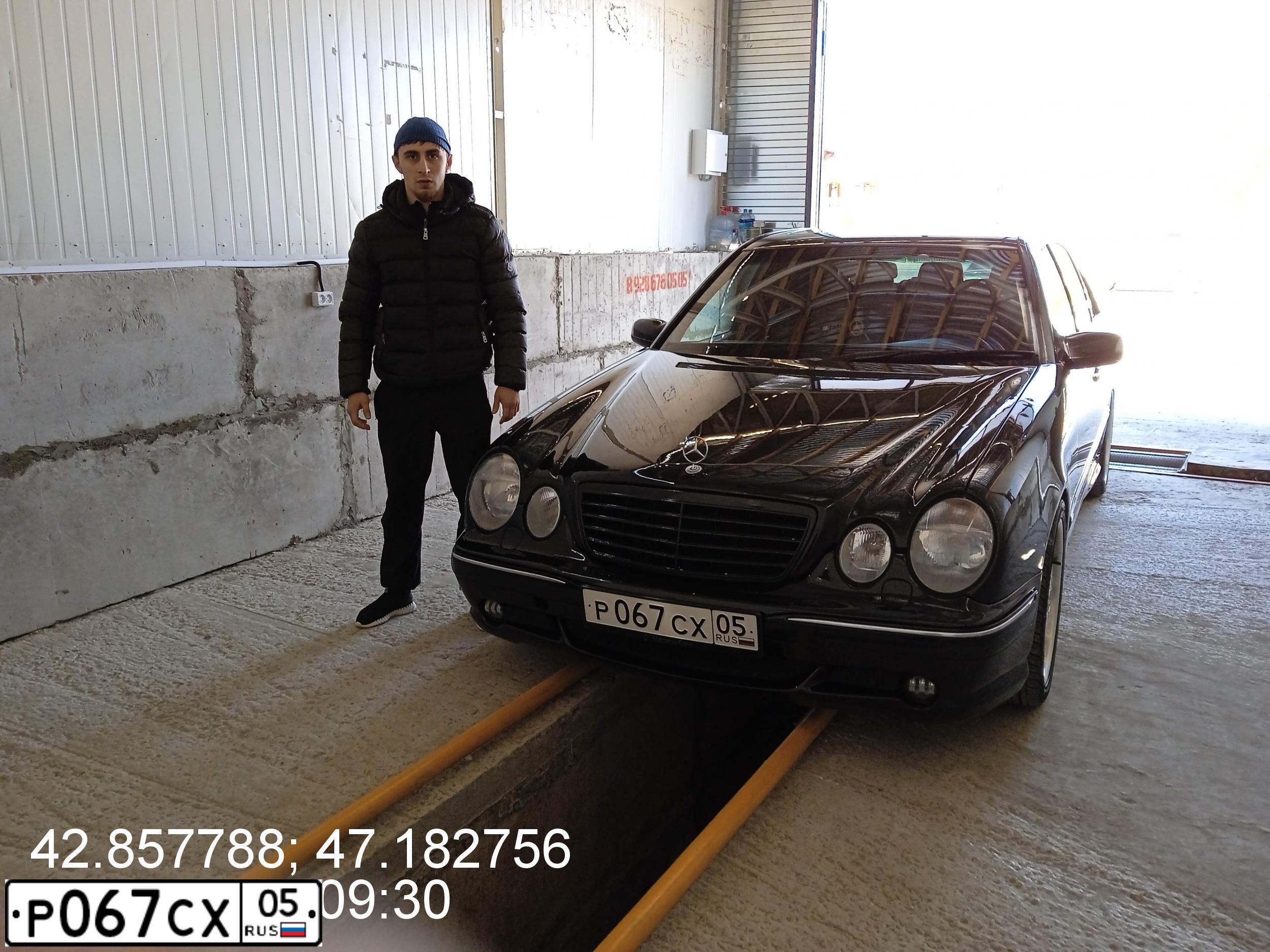 Фото автомобиля MERCEDES E-KLASSE, 2001 — госномер М600ЕУ07. Цвет: ЧЕРНЫЙ