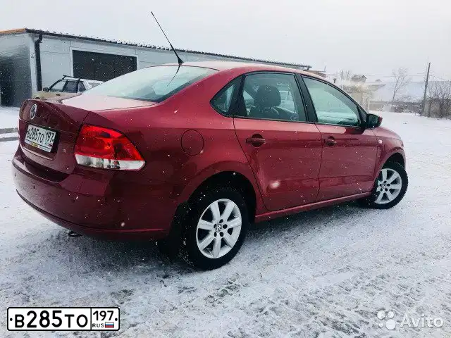 Фото автомобиля VOLKSWAGEN POLO, 2012 — госномер Е483УХ134. Цвет: ВИШНЕВО-КРАСНЫЙ