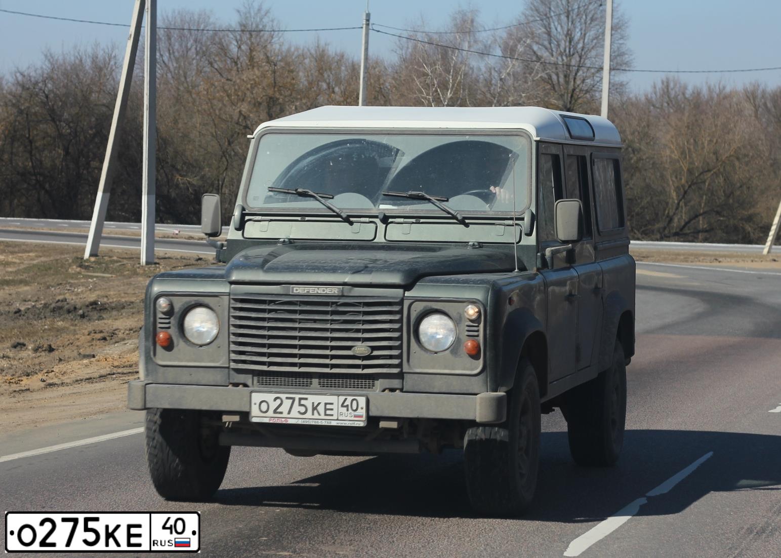 Фото автомобиля LANDROVER DEFENDER, 2006 — госномер О275КЕ40. Цвет: ТЕМНО - ЗЕЛЕНЫЙ