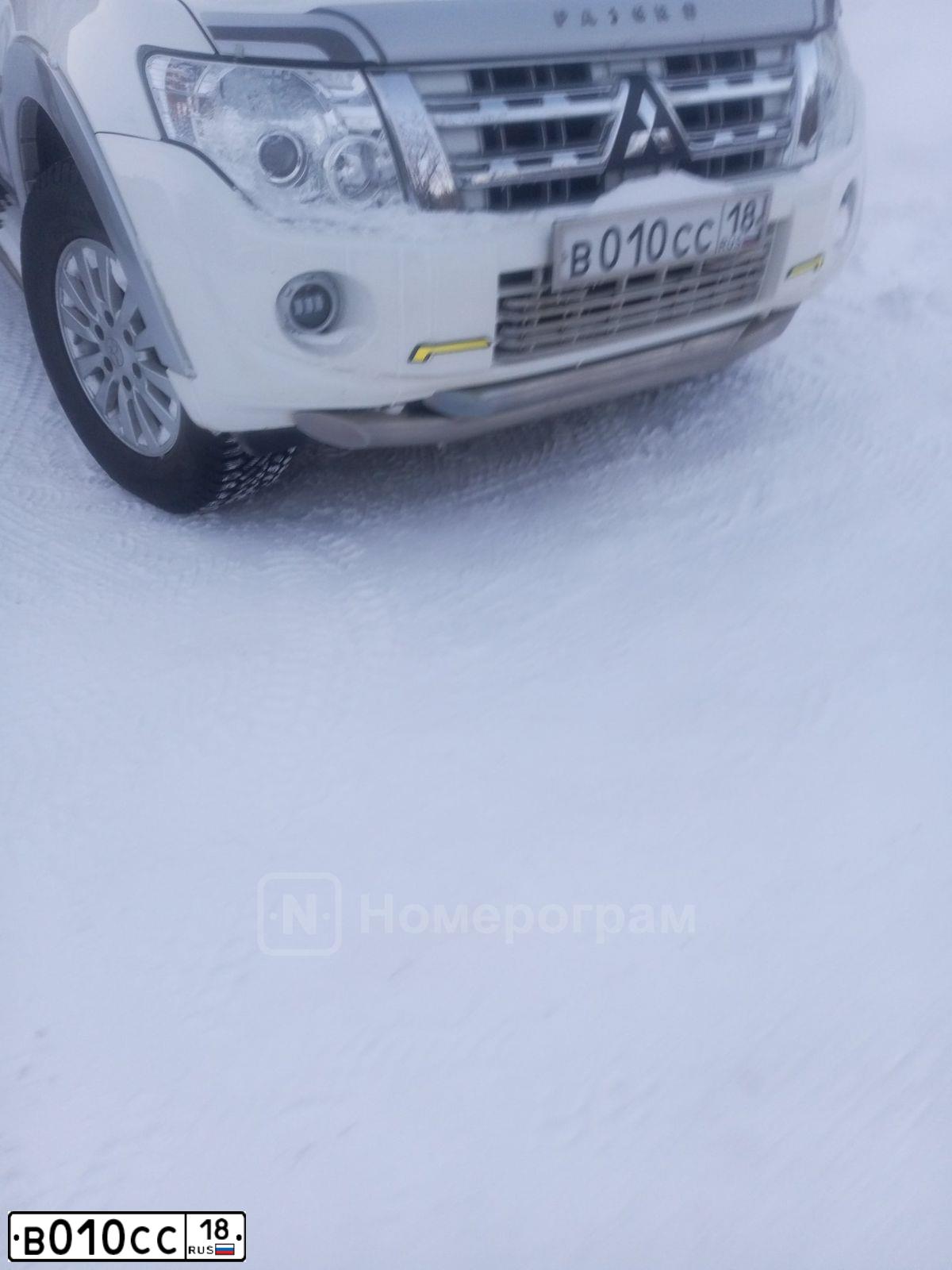 Фото автомобиля MITSUBISHI PAJERO, 2013 — госномер В010СС18. Цвет: БЕЛЫЙ