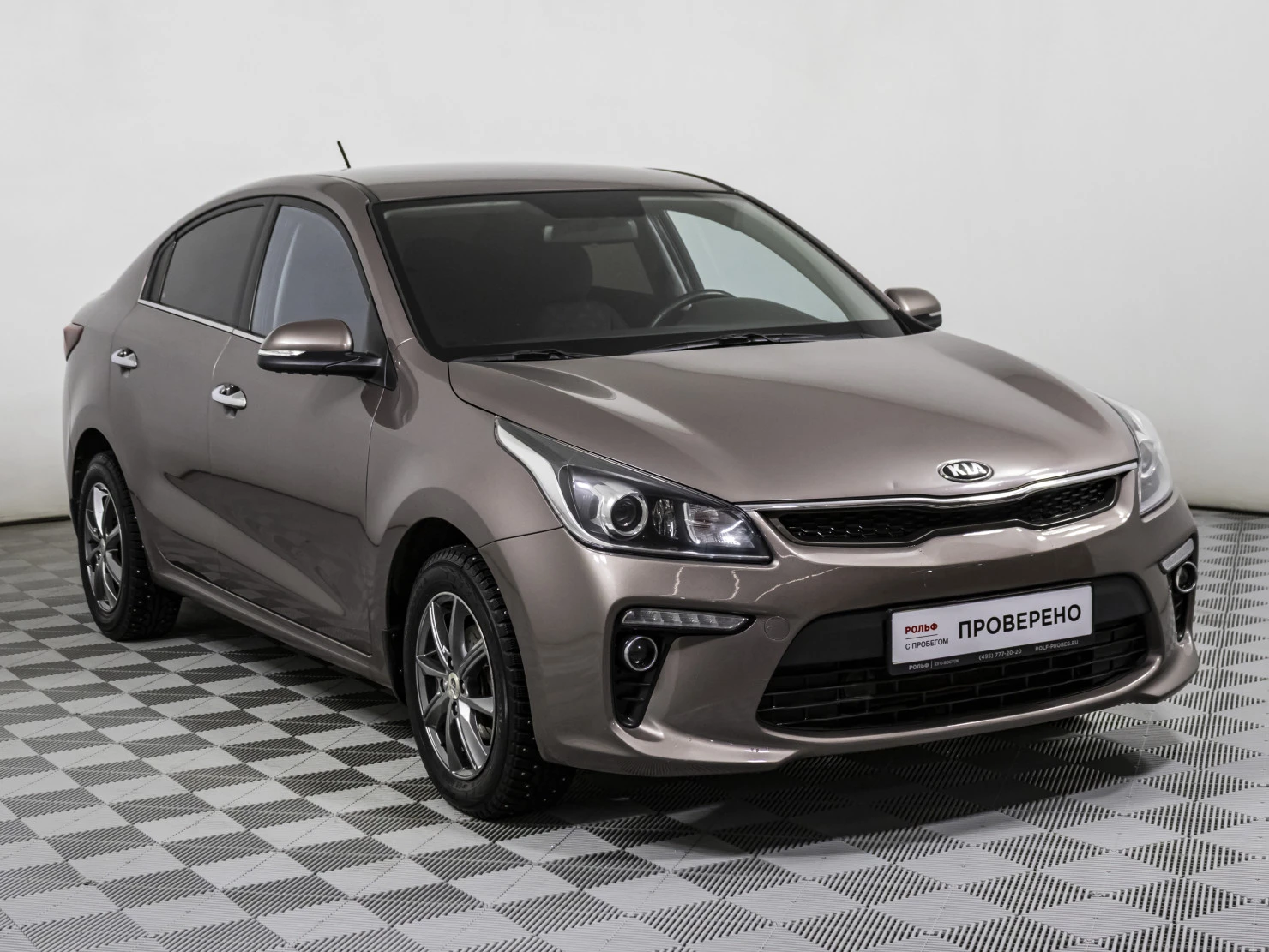 Фото автомобиля KIA RIO, 2019 — госномер Е042РВ799. Цвет: СВЕТЛО-КОРИЧНЕВЫЙ