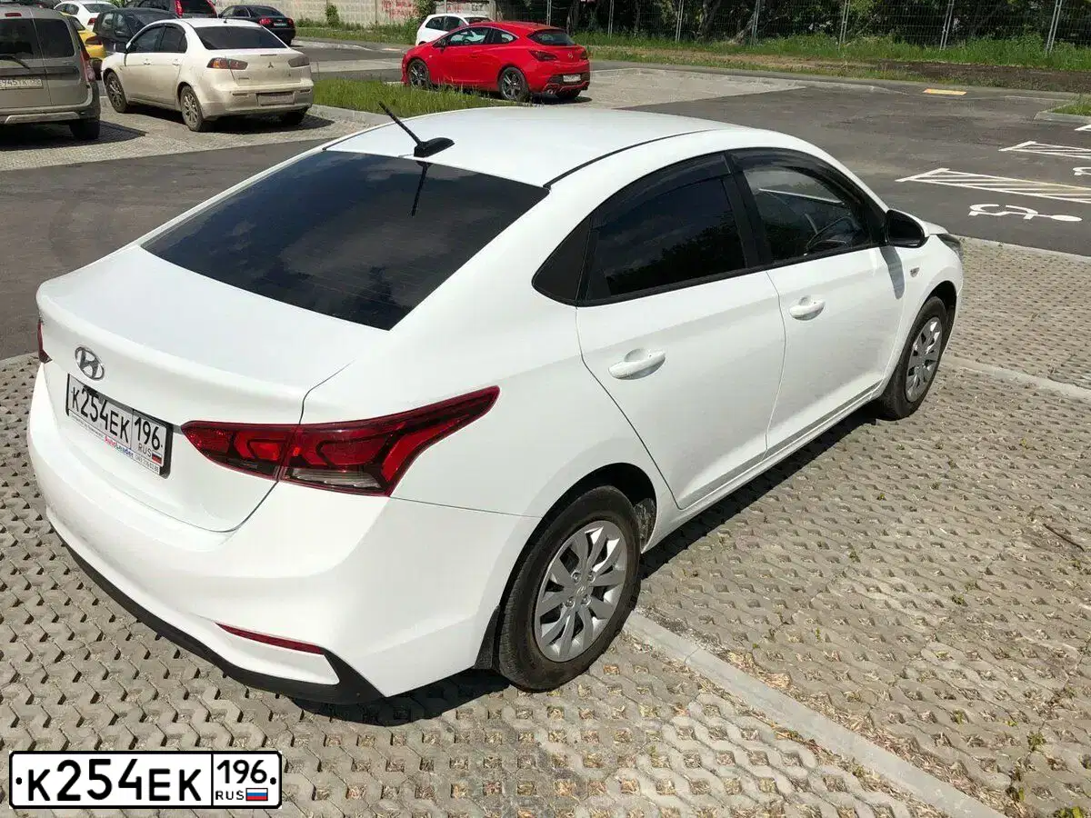 Фото автомобиля HYUNDAI SOLARIS, 2018 — госномер К254ЕК196. Цвет: БЕЛЫЙ
