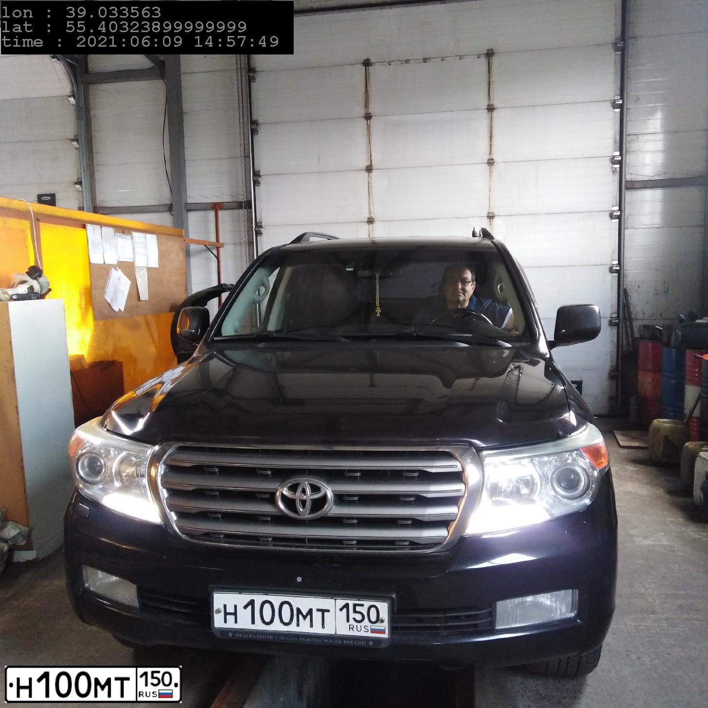 Фото автомобиля TOYOTA LANDCRUISER 200, 2011 — госномер Н100МТ150. Цвет: ЧЕРНЫЙ