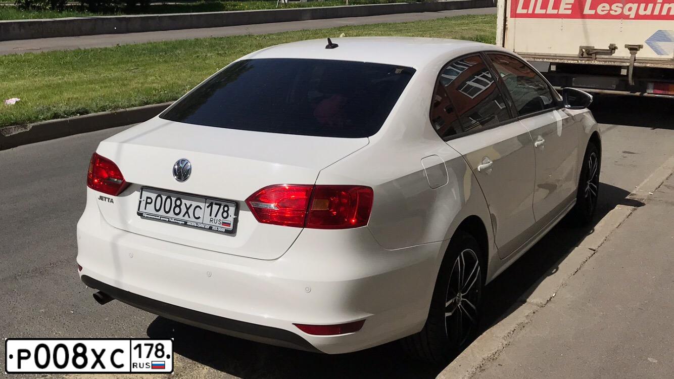 Фото автомобиля VOLKSWAGEN JETTA, 2014 — госномер Р008ХС178. Цвет: Белый