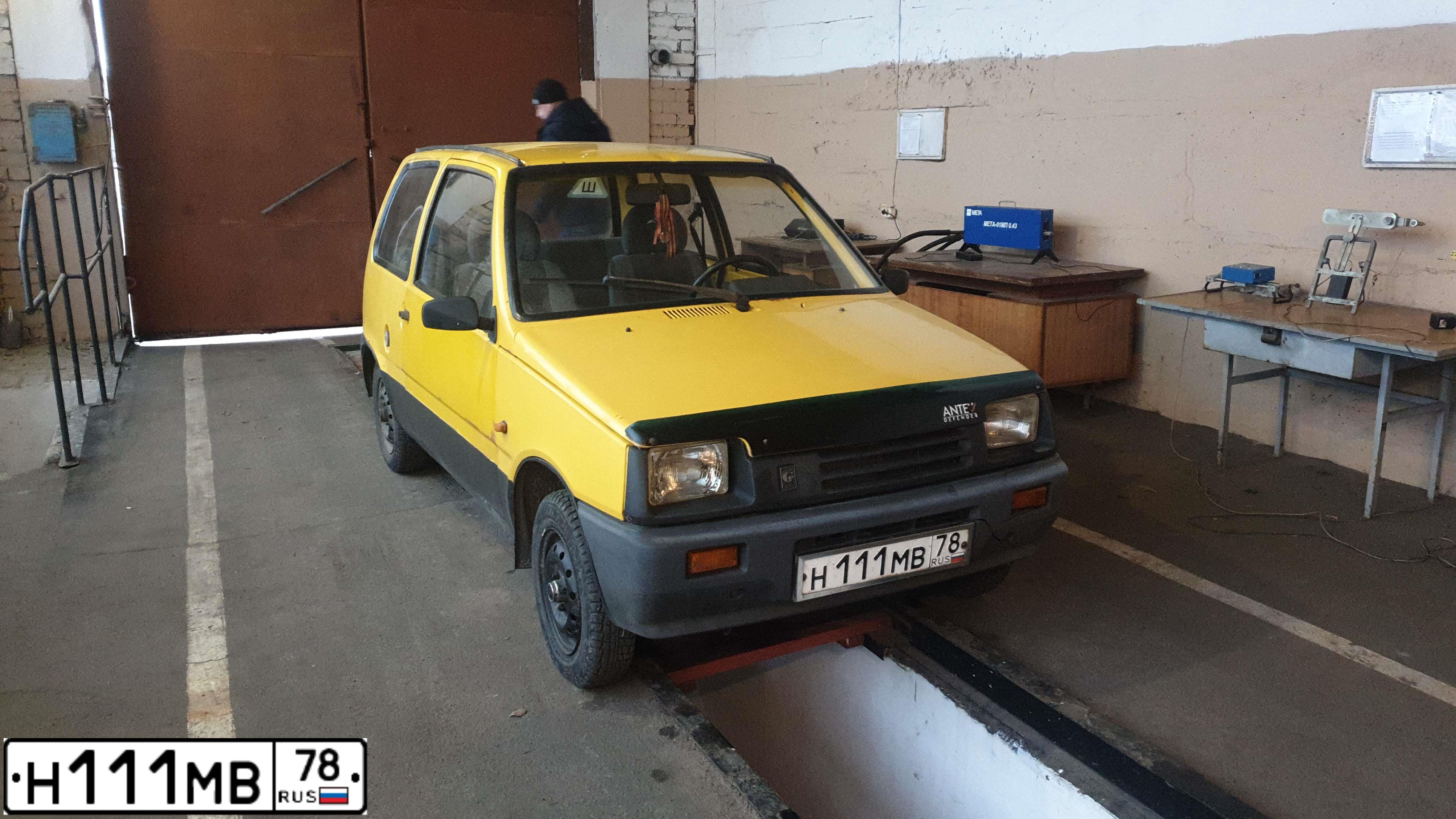 Фото автомобиля LADA 1119 KALINA, 2012 — госномер Р057ВМ178. Цвет: Сине-Черный