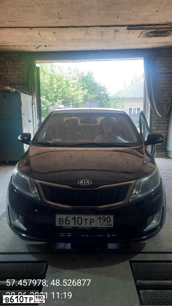 Фото автомобиля KIA RIO, 2012 — госномер В001РР161. Цвет: ЧЕРНЫЙ