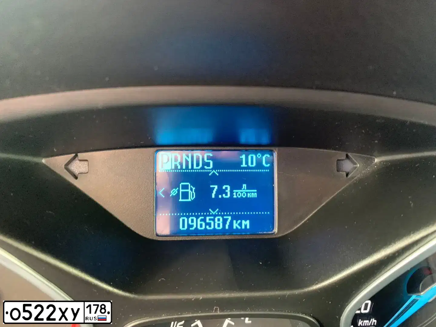 Фото автомобиля FORD FOCUS, 2013 — госномер О522ХУ178. Цвет: Серебристый