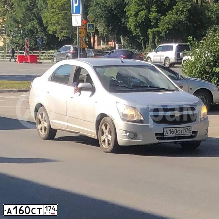 Фото автомобиля CHEVROLET COBALT, 2014 — госномер А160СТ174. Цвет: Серебристый