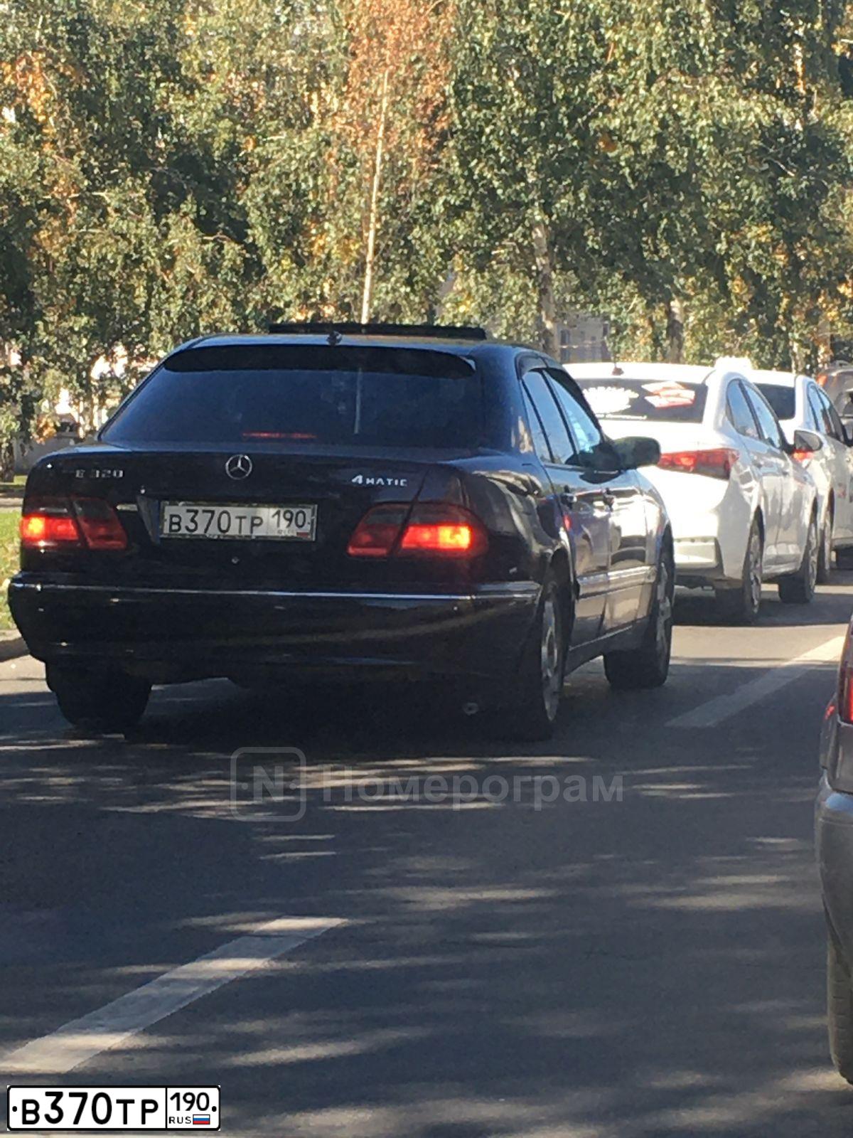 Фото автомобиля MERCEDES E-KLASSE, 2000 — госномер В370ТР190. Цвет: СИНИЙ