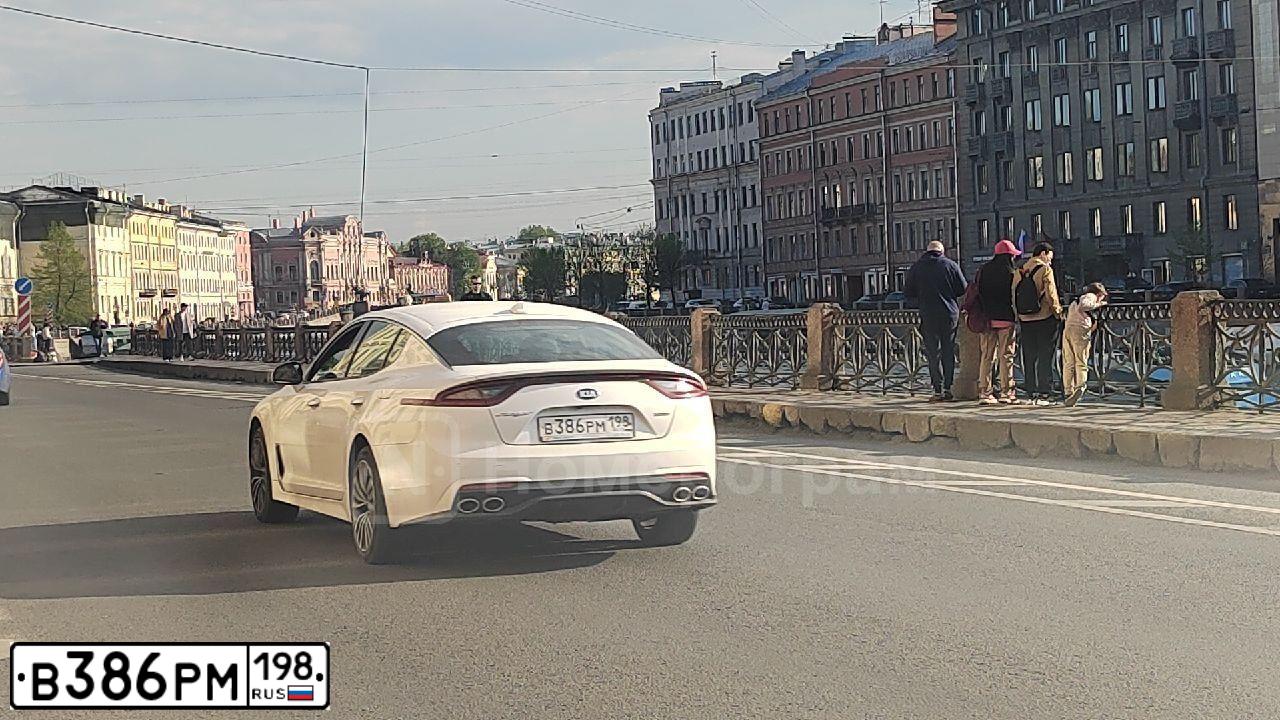 Фото автомобиля KIA STINGER, 2018 — госномер В386РМ198. Цвет: Белый