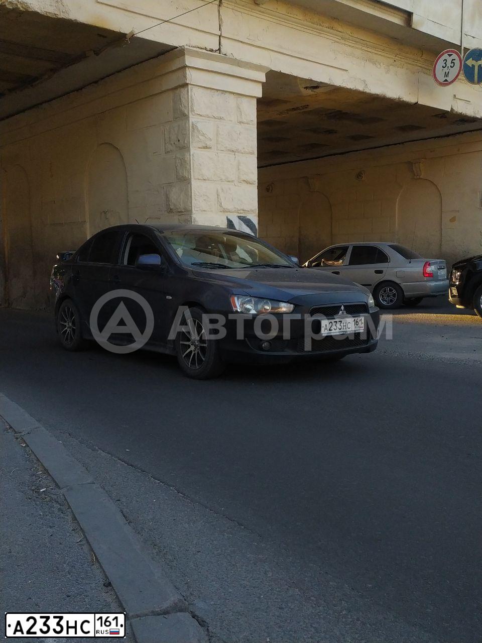Фото автомобиля MITSUBISHI LANCER, 2007 — госномер Е042НЕ199. Цвет: СИНИЙ