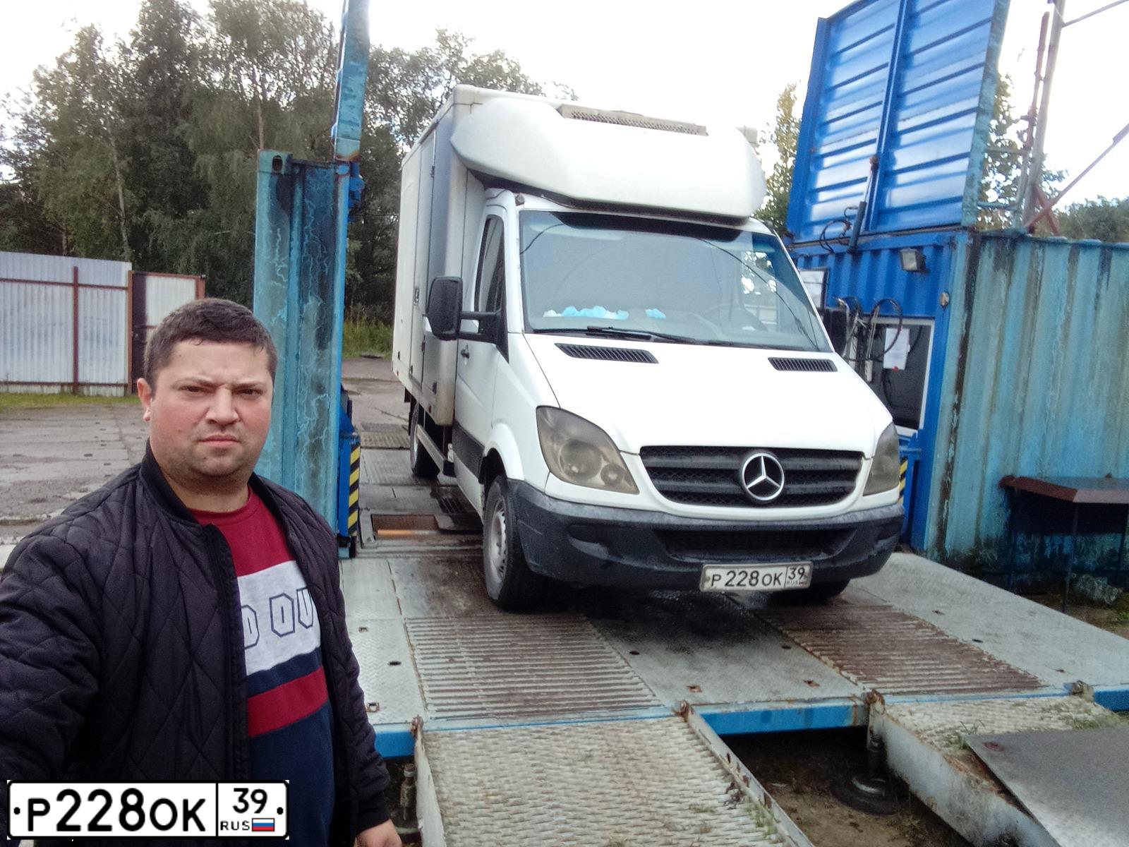 Фото автомобиля MERCEDES SPRINTER, 2006 — госномер Р228ОК39. Цвет: Белый