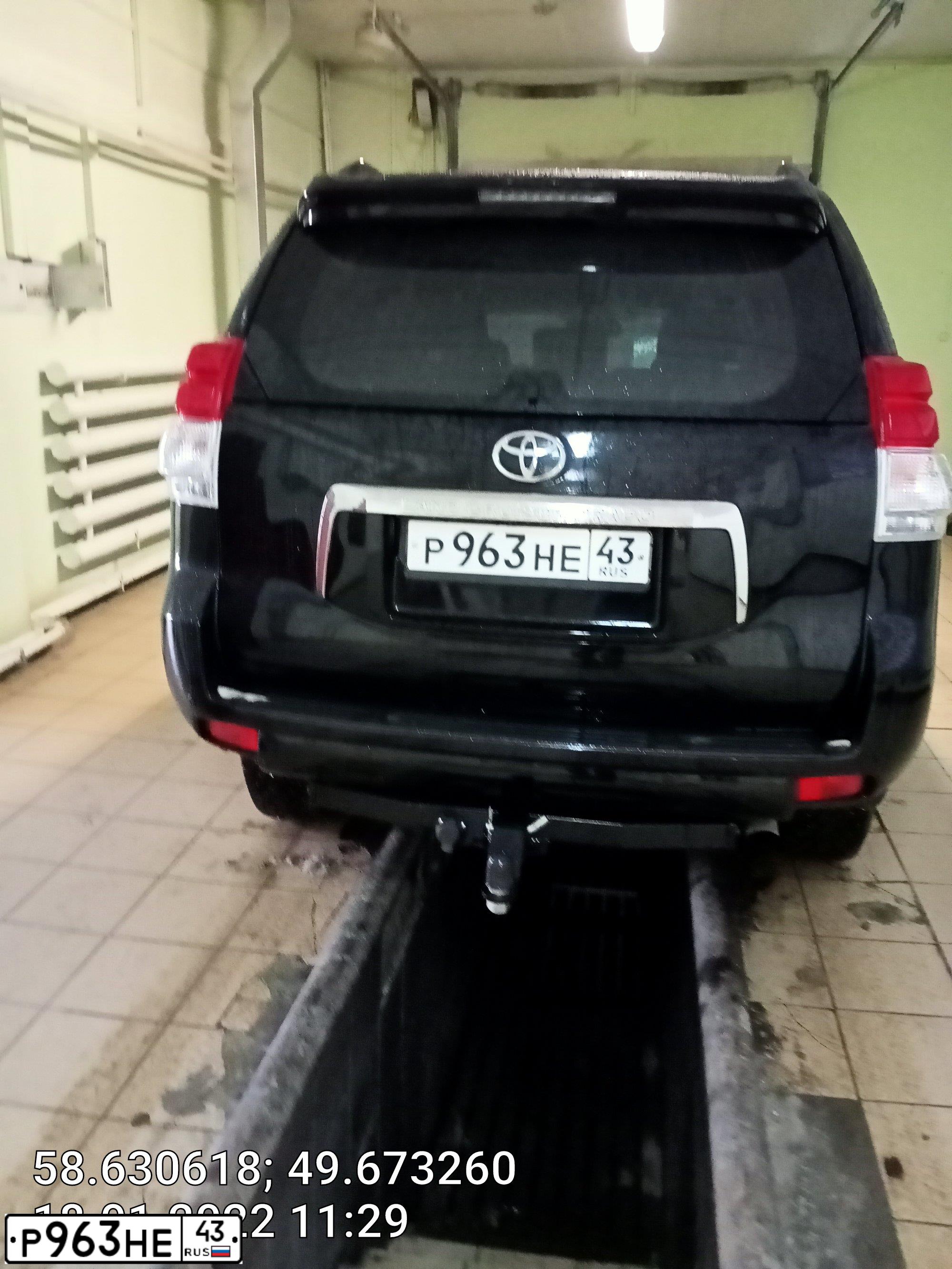 Фото автомобиля TOYOTA LANDCRUISER, 2010 — госномер Р963НЕ43. Цвет: ЧЕРНЫЙ