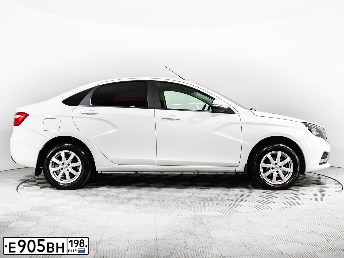Фото автомобиля LADA VESTA, 2019 — госномер Е905ВН198. Цвет: БЕЛЫЙ