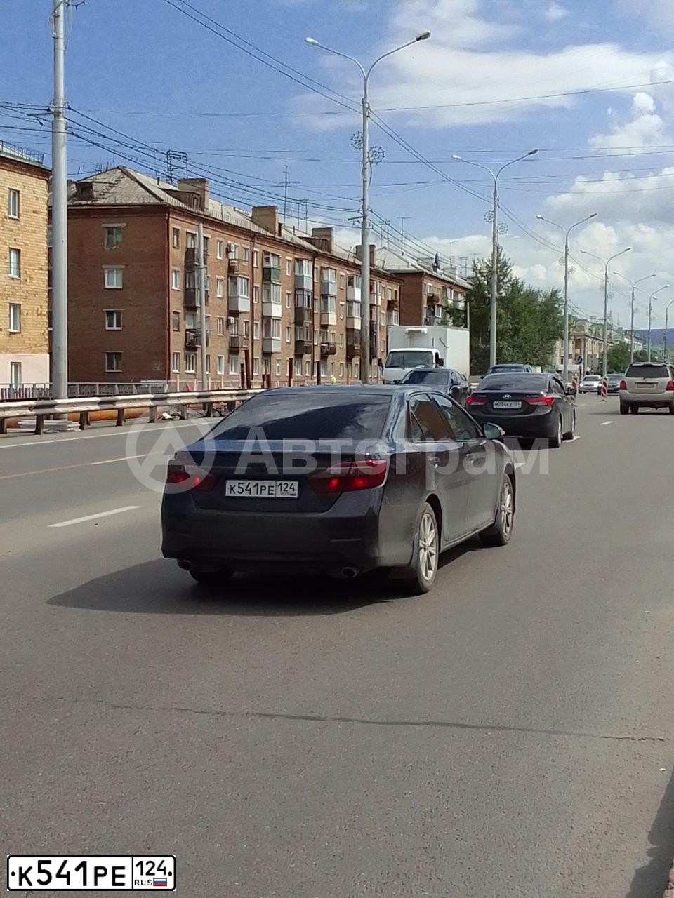 Фото автомобиля TOYOTA CAMRY, 2014 — госномер К541РЕ124. Цвет: ЧЕРНЫЙ