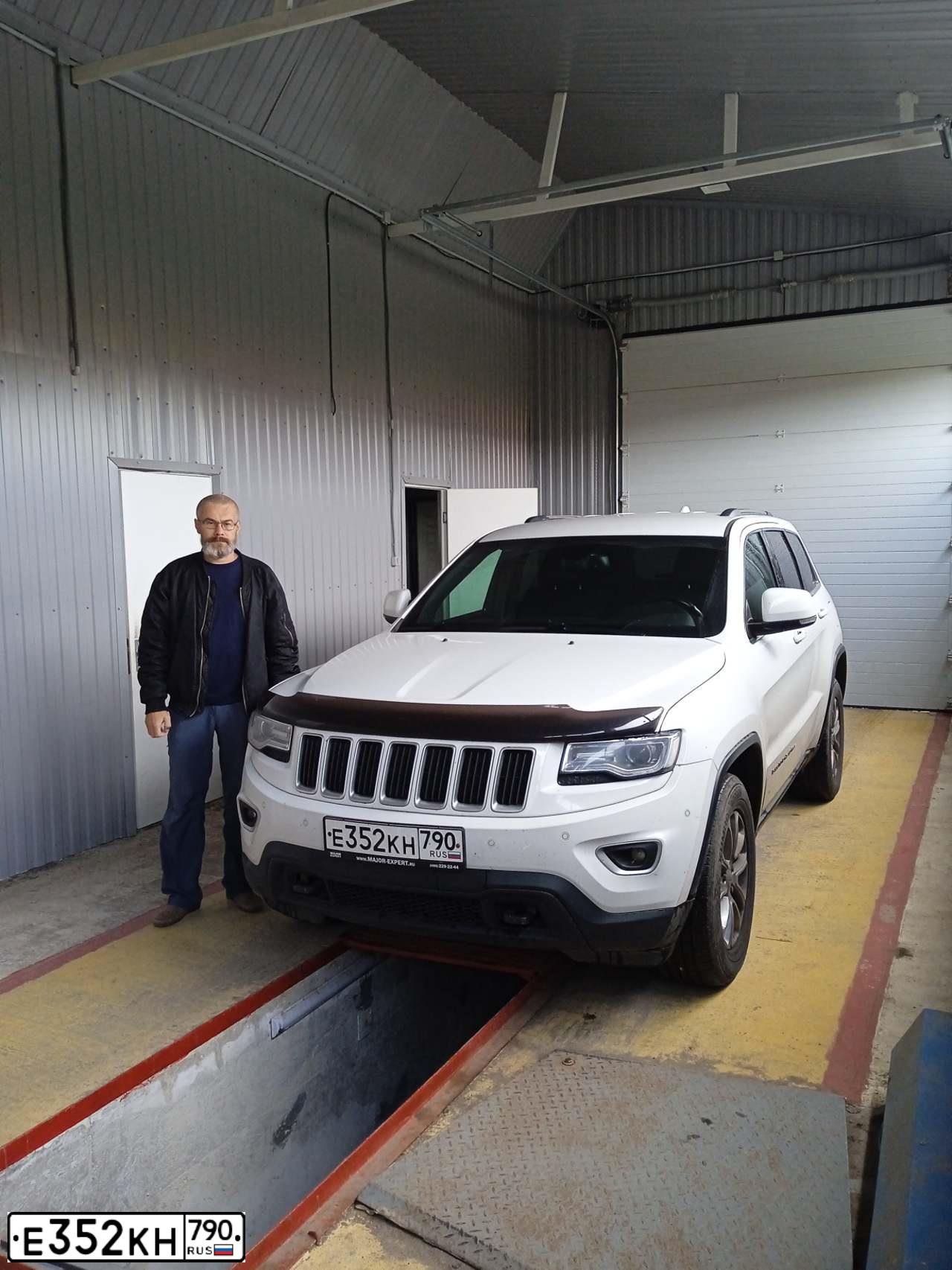 Фото автомобиля JEEP GRAND CHEROKEE, 2016 — госномер Е352КН790. Цвет: Белый
