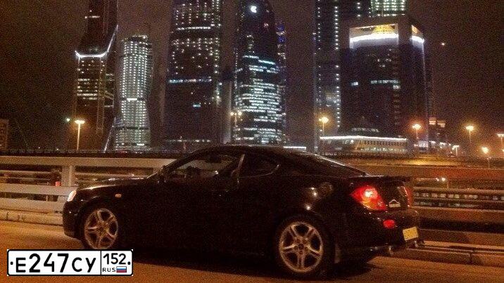 Фото автомобиля HYUNDAI /S-/COUPE / TUSCANI, 2003 — госномер Е247СУ152. Цвет: ЧЕРНЫЙ