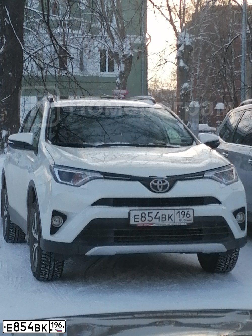 Фото автомобиля TOYOTA RAV4, 2016 — госномер Е854ВК196. Цвет: БЕЛЫЙ