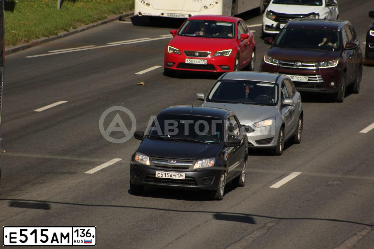 Фото автомобиля LADA 2190 GRANTA, 2016 — госномер Е515АМ136. Цвет: СЕРЕБРИСТО-ТЕМНО-СЕРЫЙ
