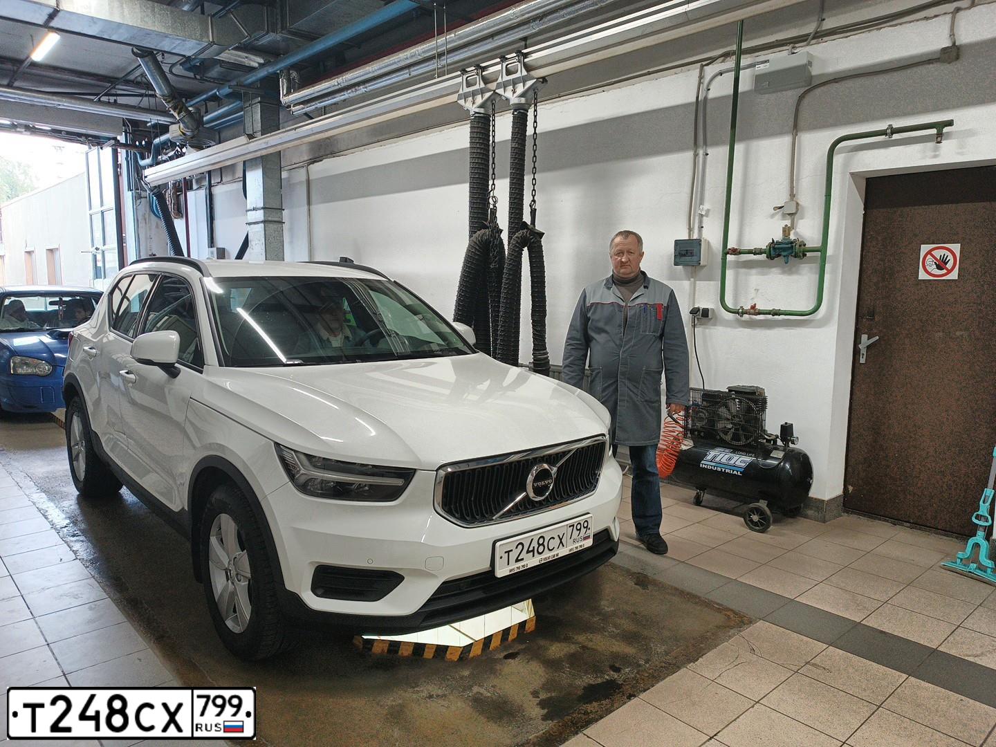 Фото автомобиля VOLVO XC40, 2019 — госномер Т248СХ799. Цвет: БЕЛЫЙ