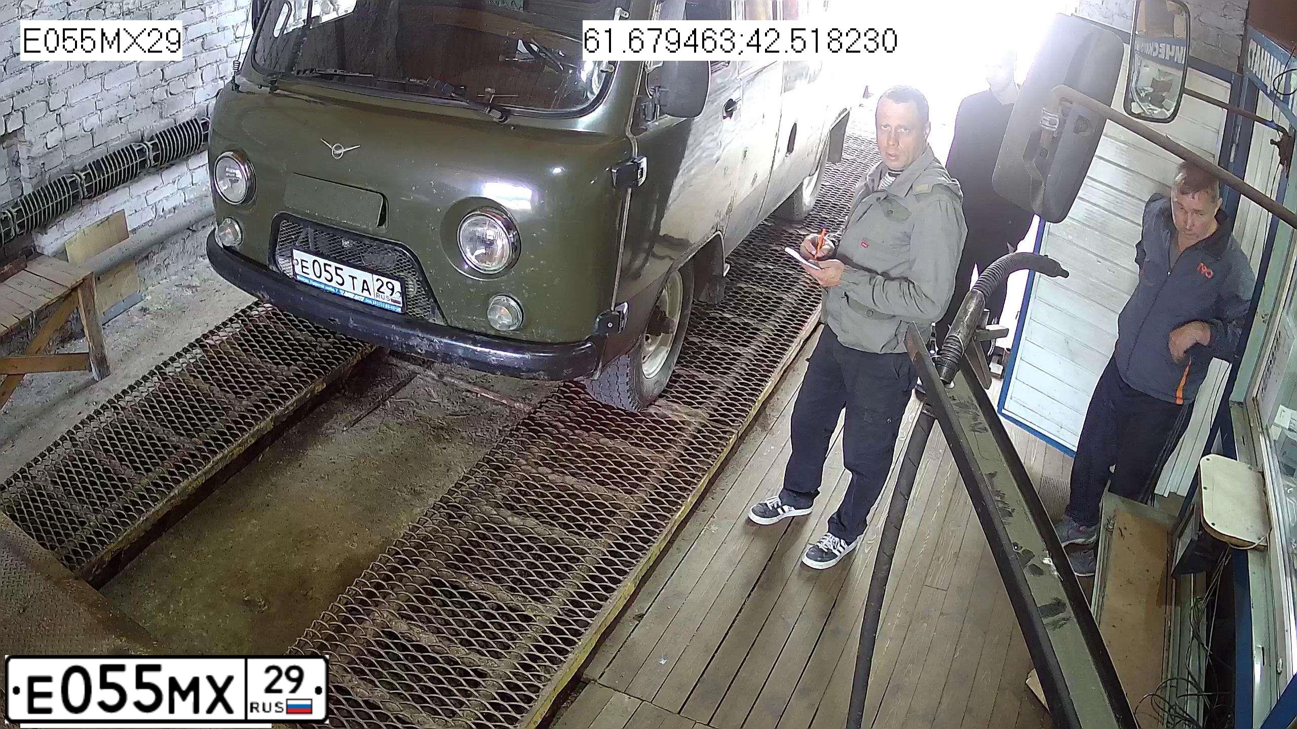 Фото автомобиля UAZ 2206, 1993 — госномер Е055МХ29. Цвет: ТЕМНО-ЗЕЛЕНЫЙ