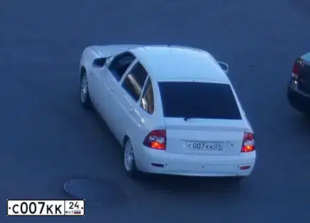 Фото автомобиля VAZ 2172 PRIORA, 2011 — госномер Н002ОН124. Цвет: Белый