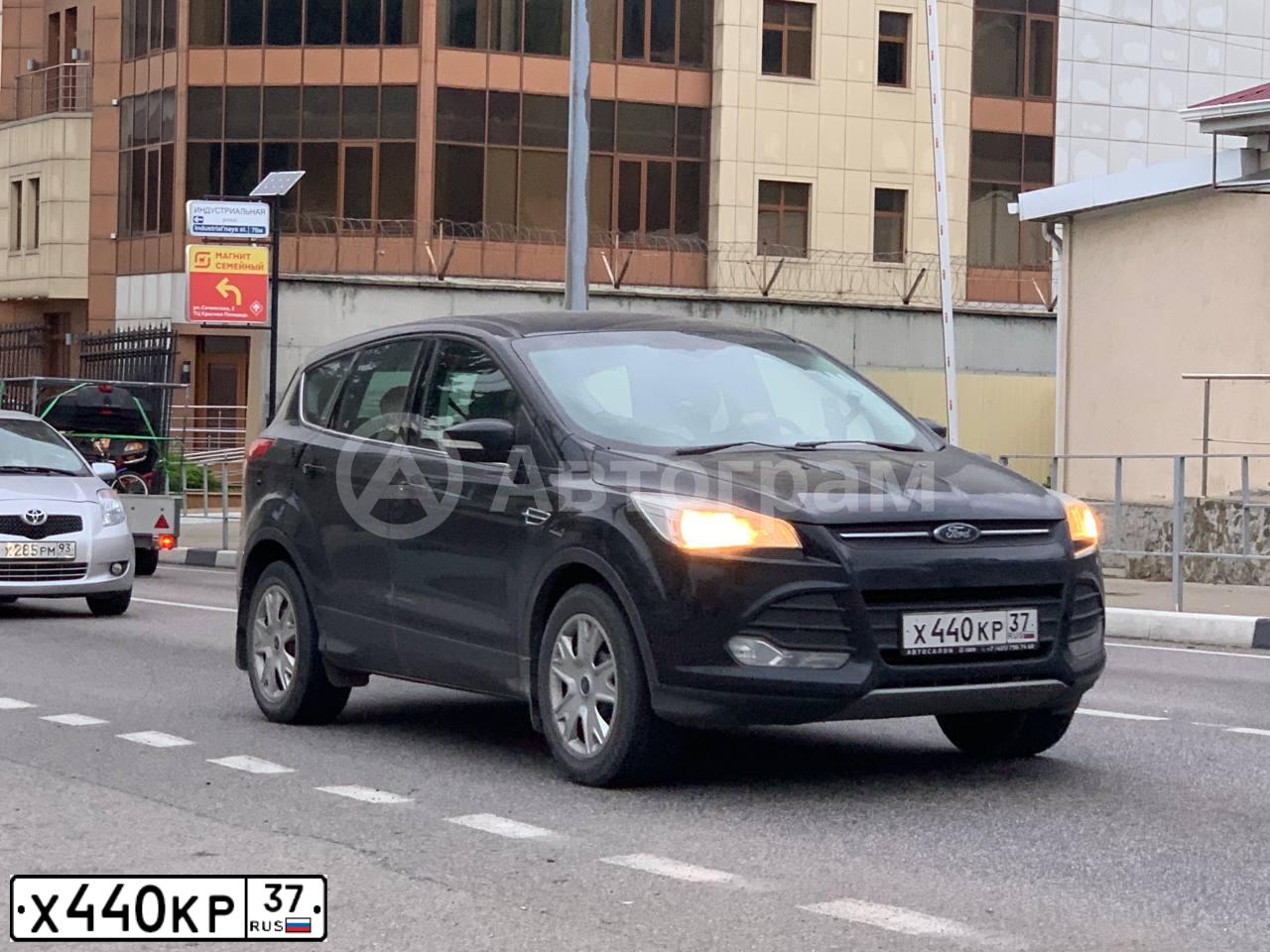 Фото автомобиля FORD KUGA, 2014 — госномер Р264ЕУ750. Цвет: ЧЕРНЫЙ