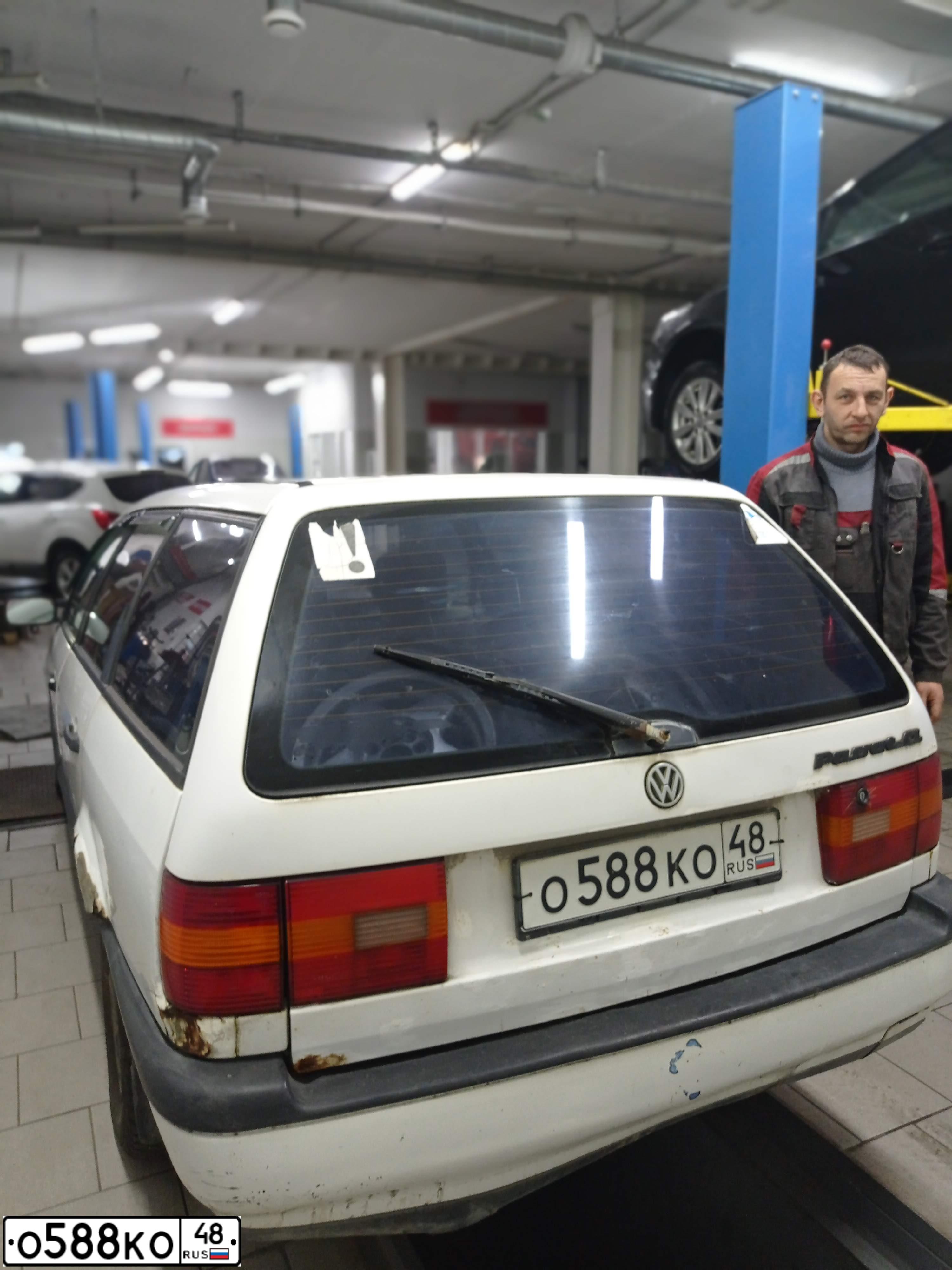 Фото автомобиля VOLKSWAGEN PASSAT, 1994 — госномер О588КО48. Цвет: Белый