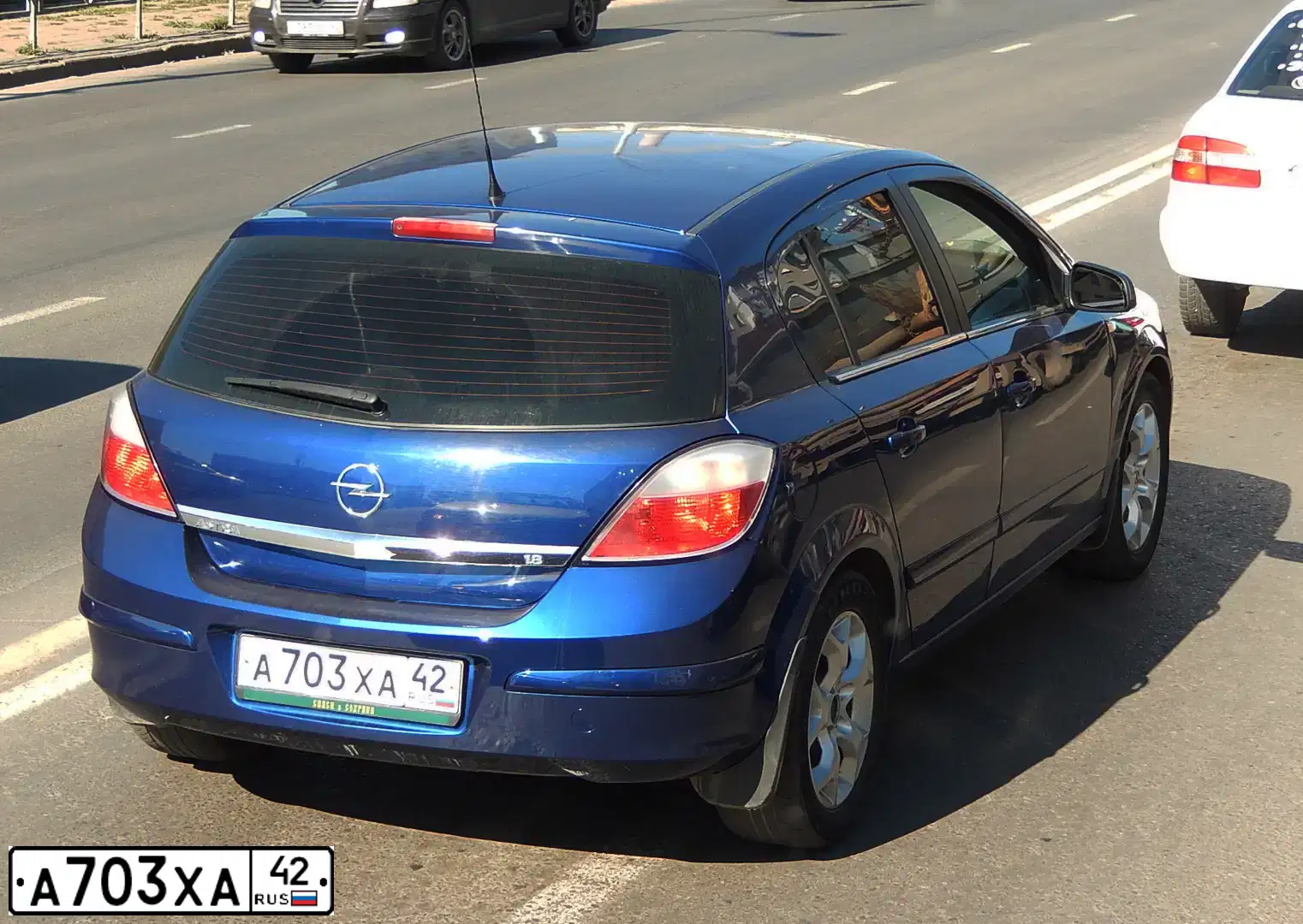 Фото автомобиля OPEL ASTRA, 2005 — госномер О868ТЕ42. Цвет: СИНИЙ