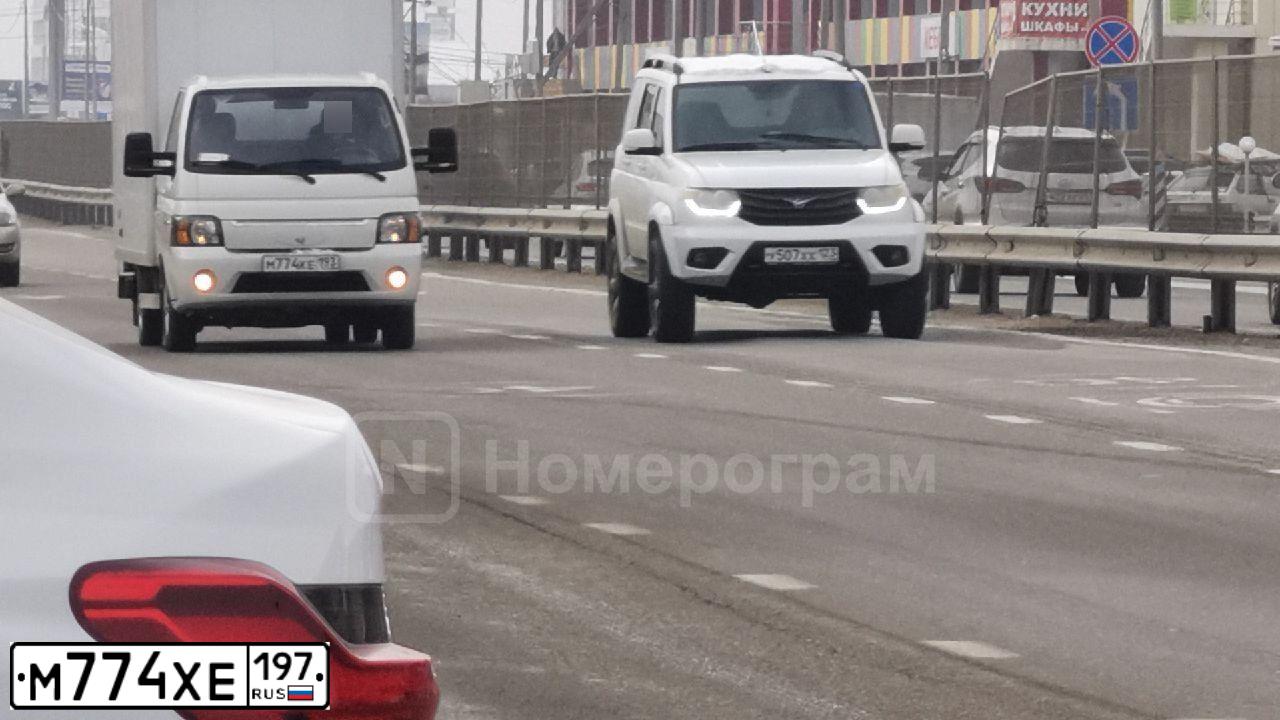 Фото автомобиля SUZUKI /GRAND/ VITARA, 2008 — госномер М774ХЕ197. Цвет: СЕРЫЙ