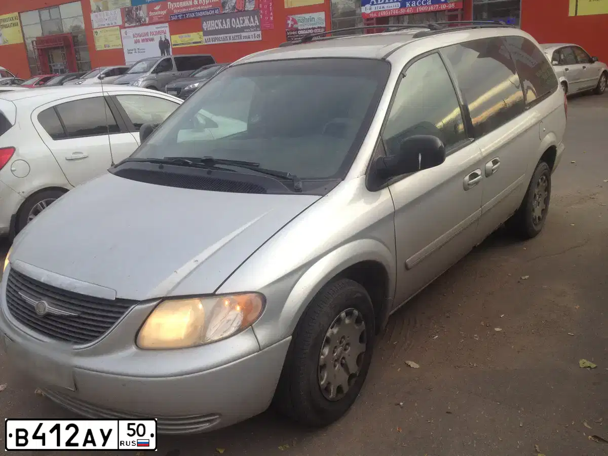 Фото автомобиля CHRYSLER TOWN &amp; COUNTRY, 2003 — госномер Т796РВ797. Цвет: СЕРЕБРИСТЫЙ