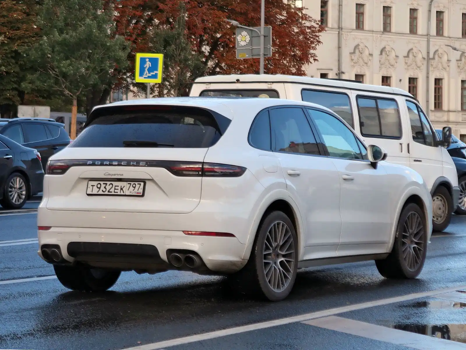 Фото автомобиля PORSCHE CAYENNE, 2018 — госномер К990ХВ790. Цвет: Белый