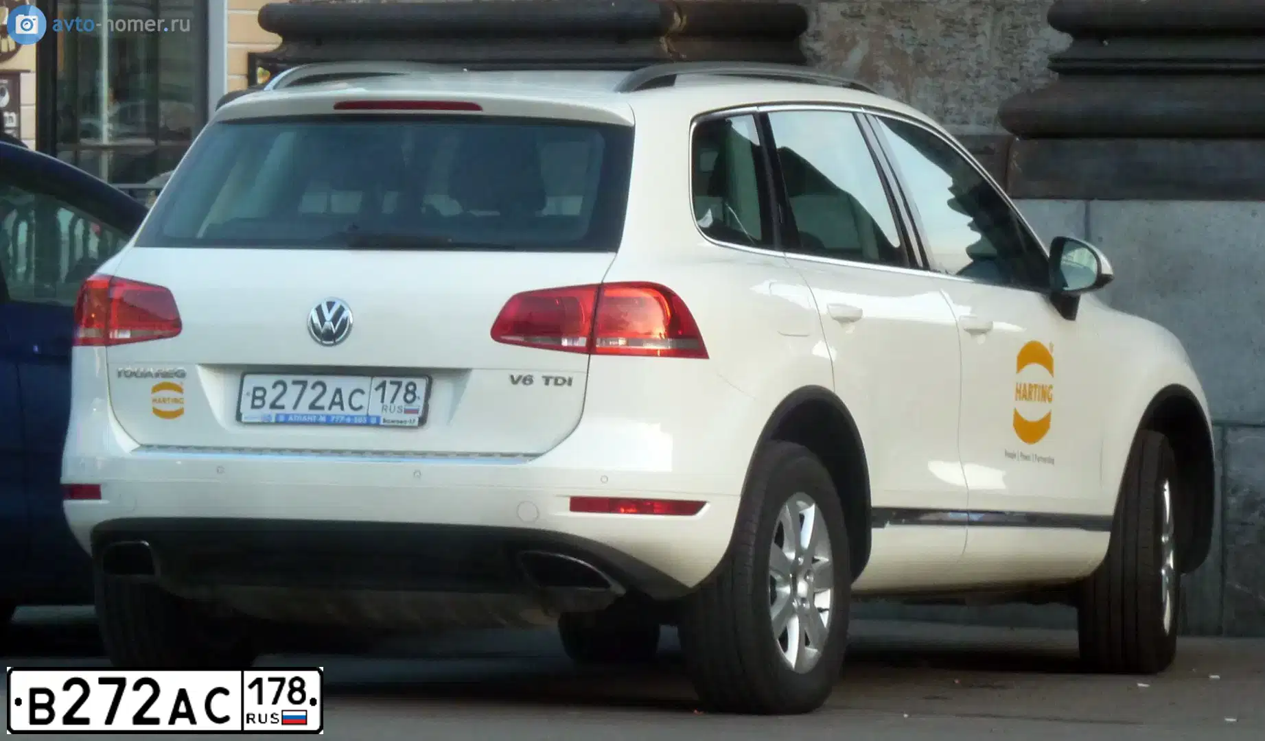 Фото автомобиля VOLKSWAGEN TOUAREG, 2011 — госномер К044МХ134. Цвет: Белый