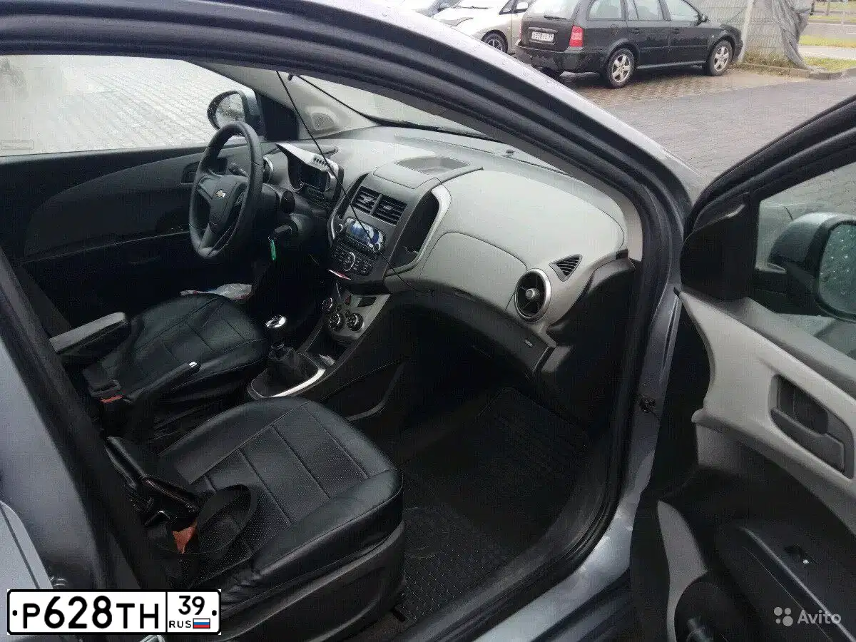 Фото автомобиля CHEVROLET AVEO, 2014 — госномер Р628ТН39. Цвет: СЕРЫЙ МЕТАЛЛИК