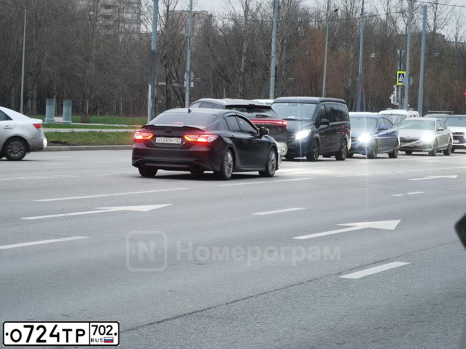Фото автомобиля TOYOTA CAMRY, 2018 — госномер О724ТР702. Цвет: ЧЕРНЫЙ МЕТАЛЛИК