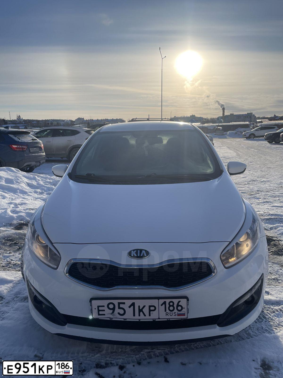 Фото автомобиля KIA CEE'D, 2016 — госномер Е951КР186. Цвет: Белый