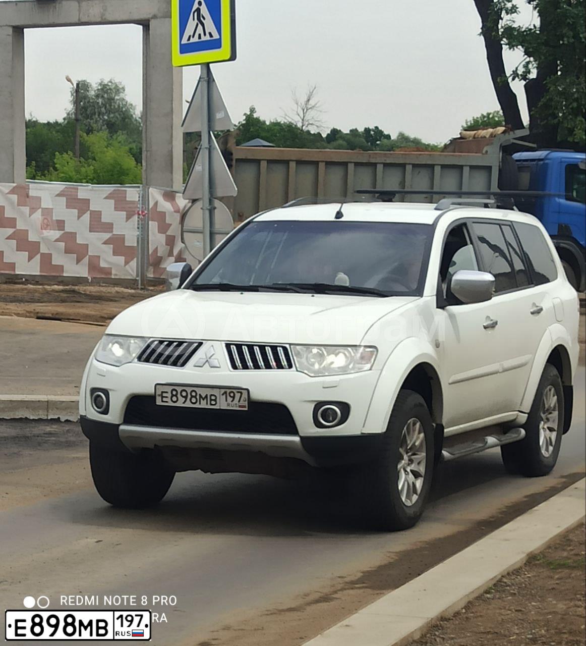 Фото автомобиля MITSUBISHI PAJERO SPORT, 2011 — госномер Е898МВ197. Цвет: БЕЛЫЙ