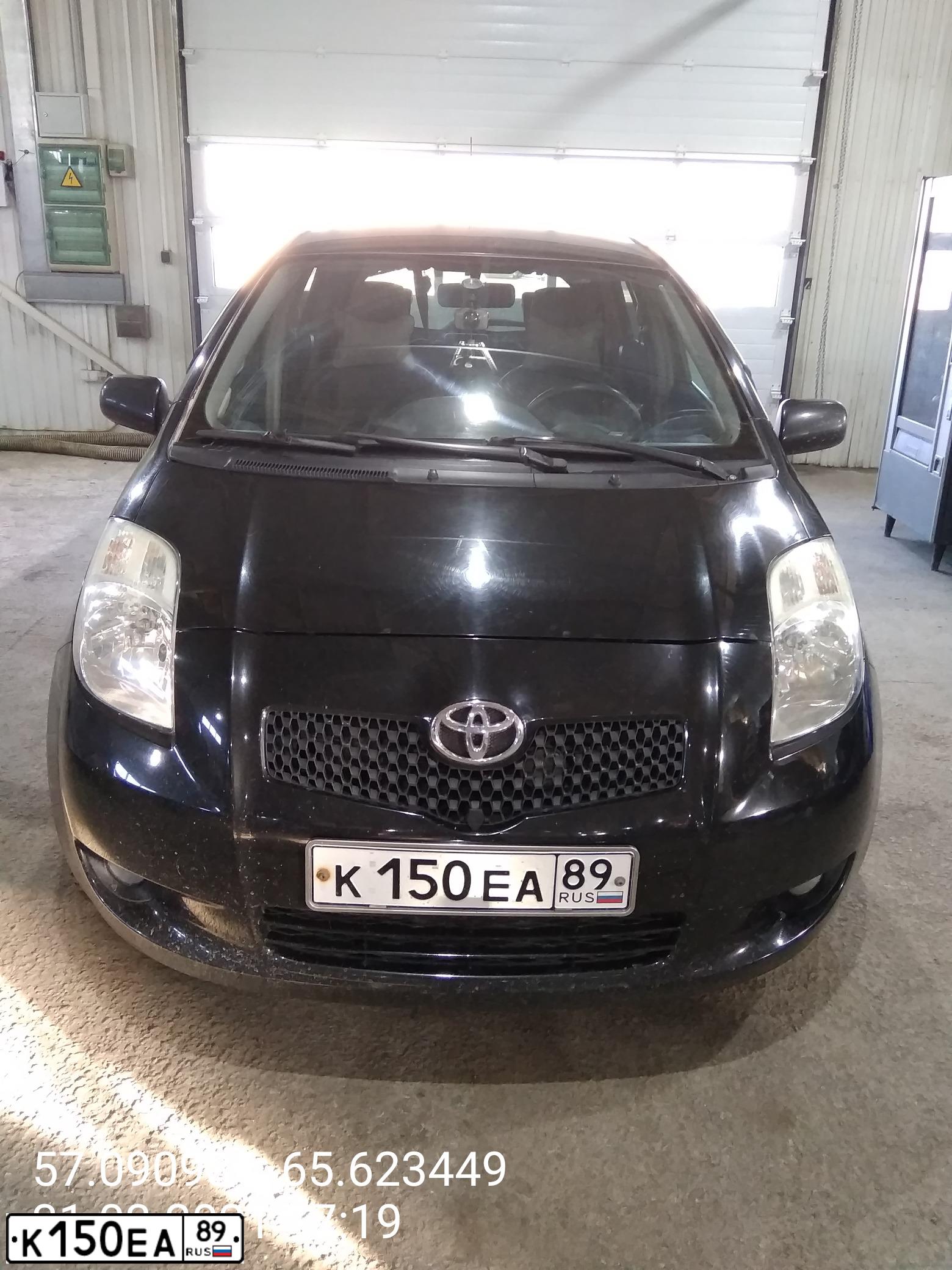 Фото автомобиля TOYOTA YARIS, 2008 — госномер К150ЕА89. Цвет: ЧЕРНЫЙ