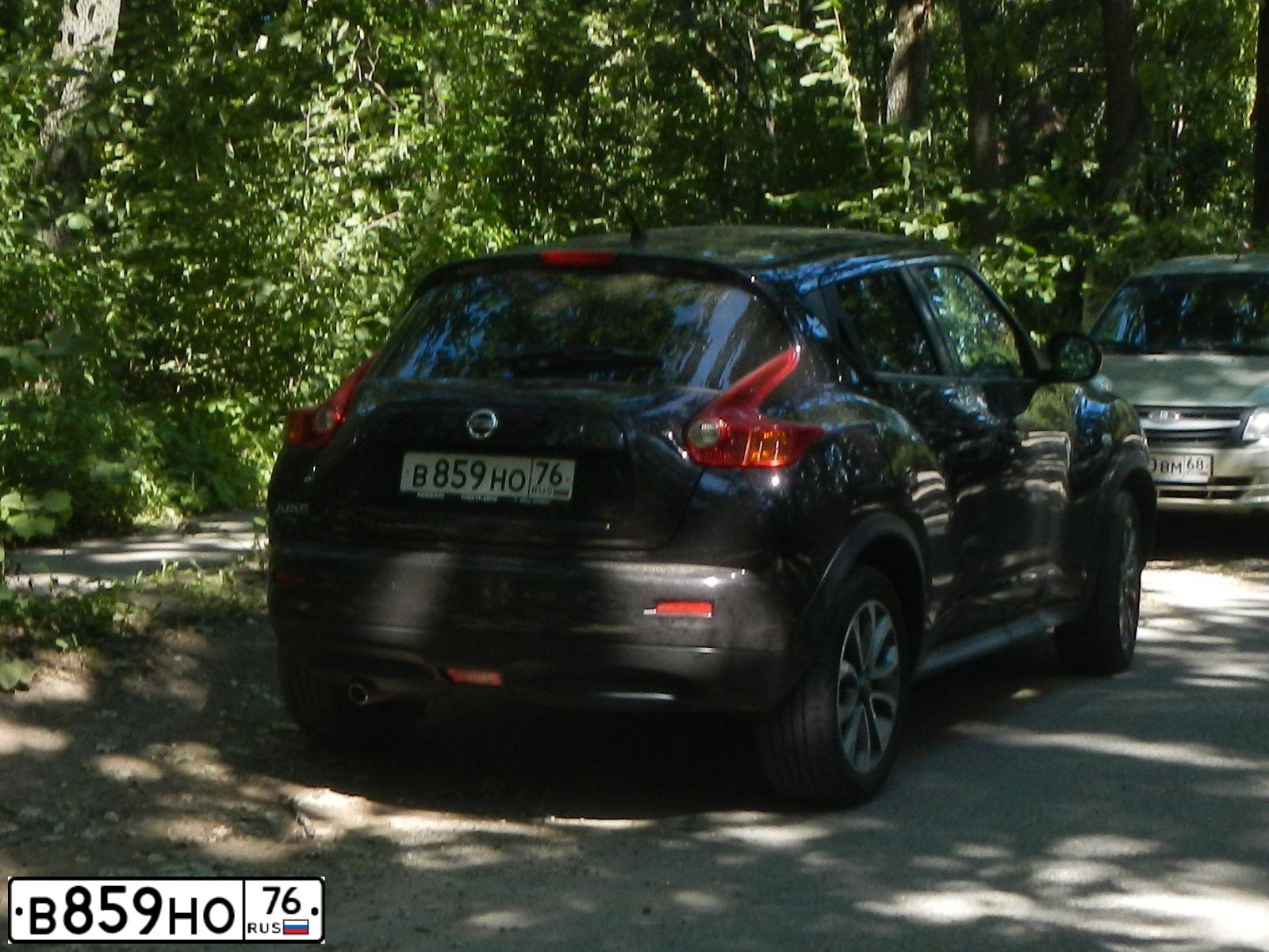 Фото автомобиля NISSAN JUKE, 2013 — госномер В932ХР76. Цвет: ФИОЛЕТОВЫЙ