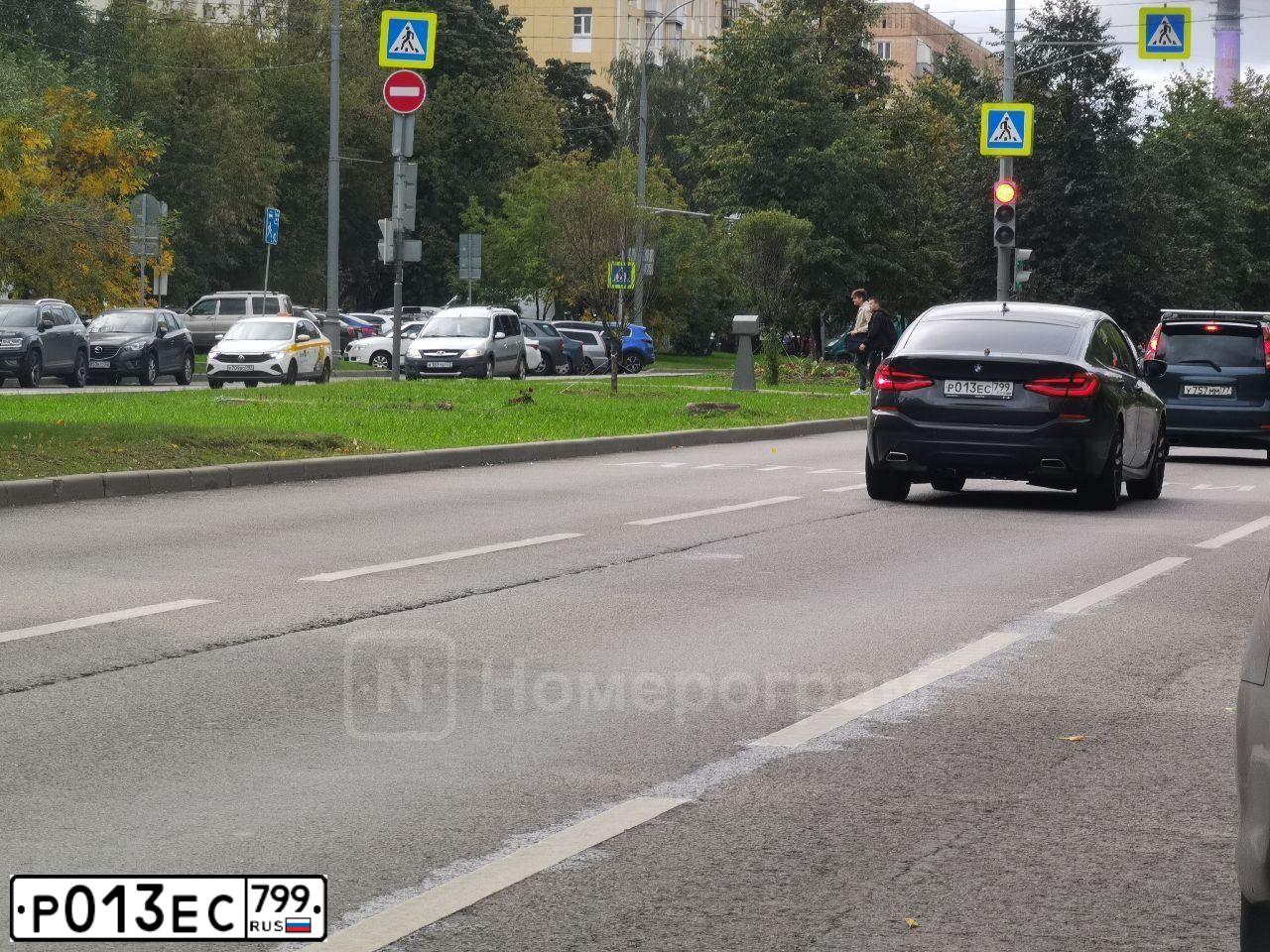 Фото автомобиля MERCEDES E-KLASSE, 2018 — госномер Р013ЕС799. Цвет: СЕРЫЙ