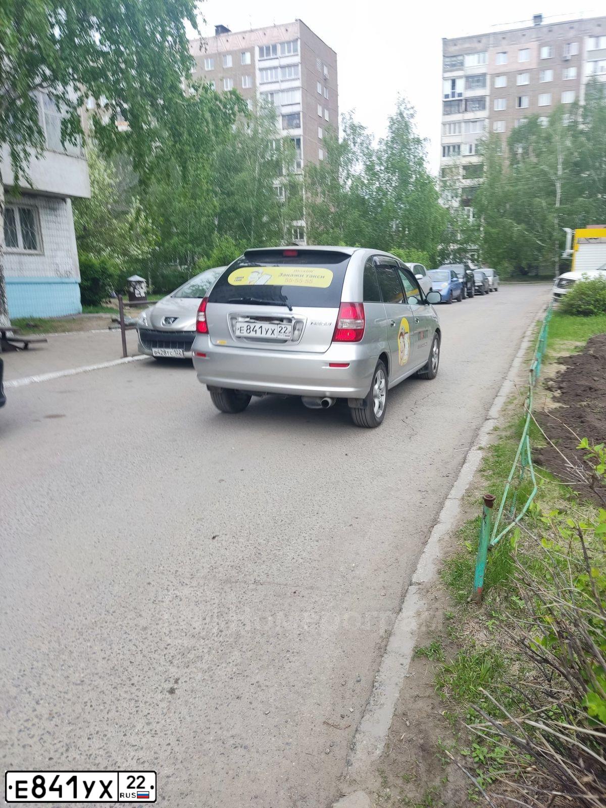 Фото автомобиля TOYOTA NADIA, 2001 — госномер Е841УХ22
