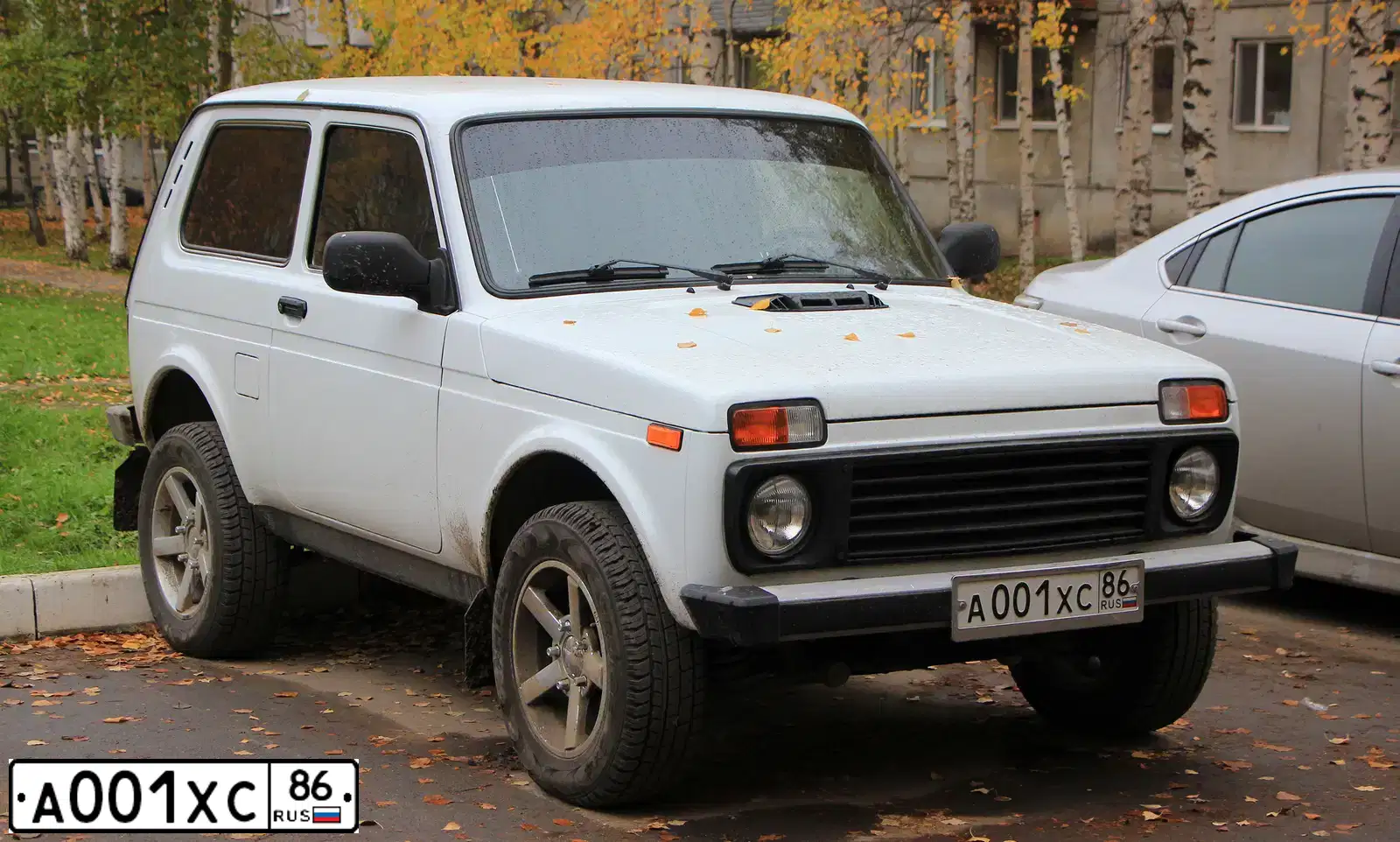 Фото автомобиля LADA 2121 NIVA, 2015 — госномер А001ХС86. Цвет: ЯРКО-БЕЛЫЙ