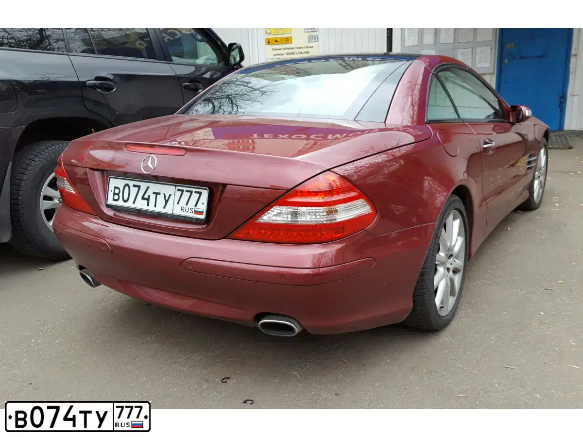 Фото автомобиля MERCEDES SL-KLASSE, 2006 — госномер В074ТУ777. Цвет: ВИШНЕВЫЙ