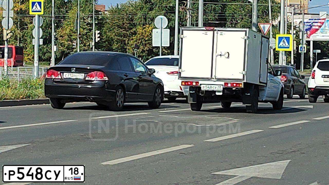 Фото автомобиля BMW SERIE 3, 2011 — госномер Р548СУ18. Цвет: Белый