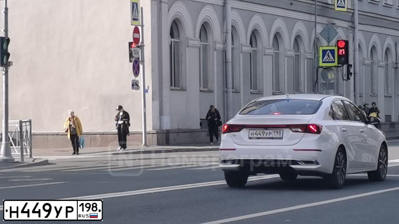 Фото автомобиля KIA K3, 2022 — госномер Н449УР198. Цвет: Белый