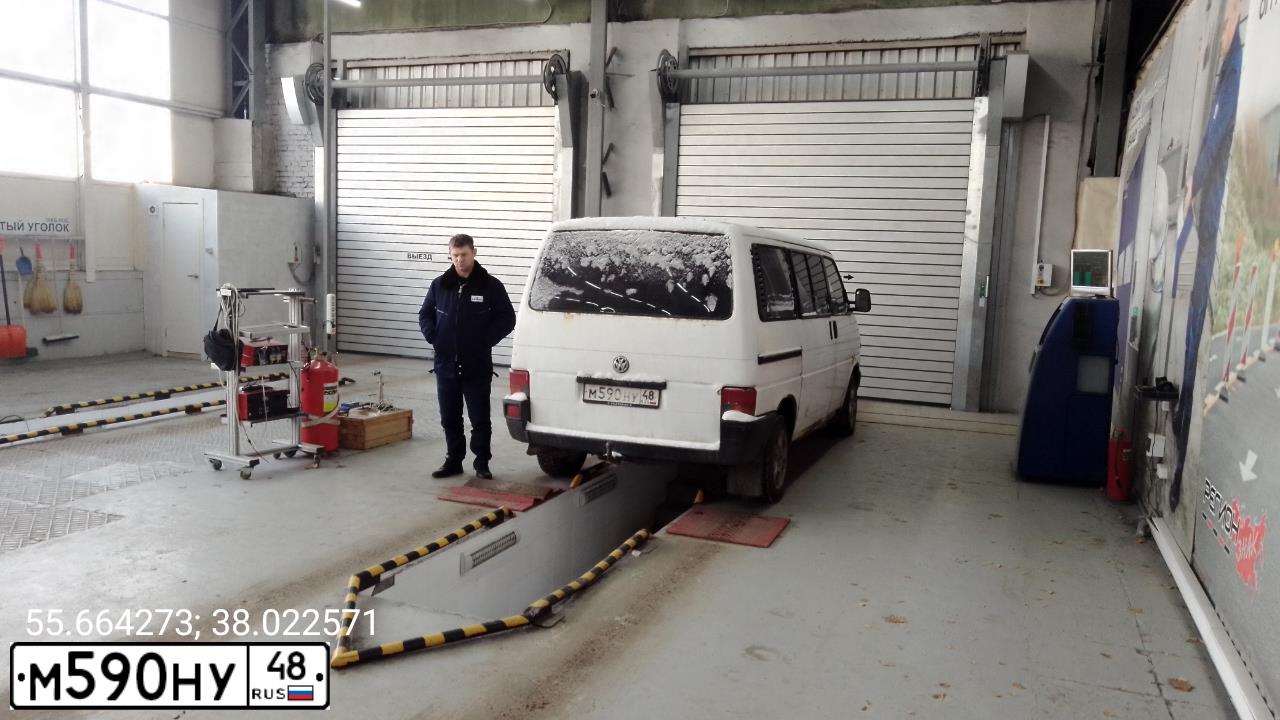 Фото автомобиля VOLKSWAGEN TRANSPORTER, 1995 — госномер Т143УА150. Цвет: Белый