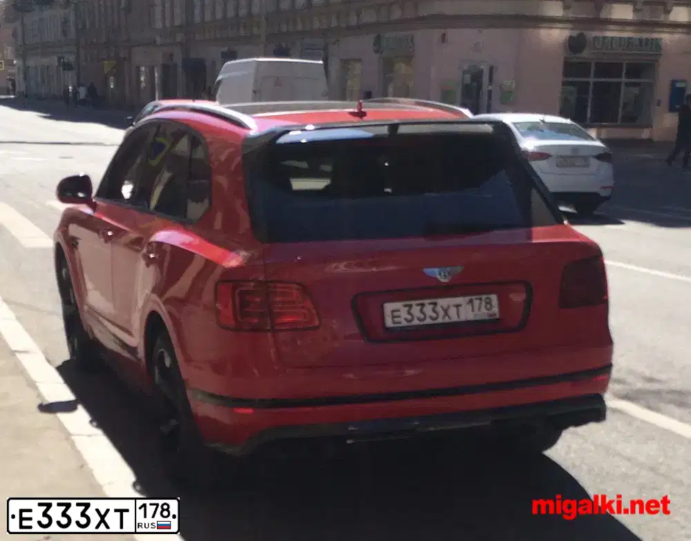 Фото автомобиля BENTLEY BENTAYGA, 2017 — госномер Е333ХТ178. Цвет: КРАСНЫЙ